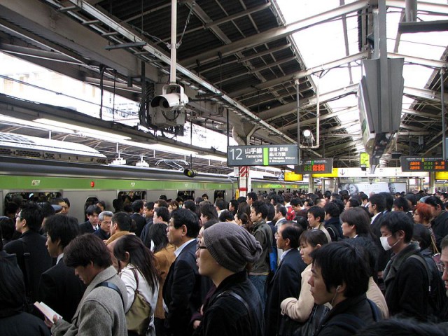 800px-Rush_hour_at_Shinjuku_02